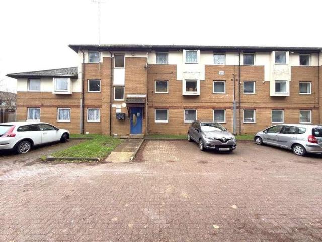 Flat for sale in Spring Park, Luton