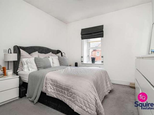 Flat for sale in Mill Hill, Greater London