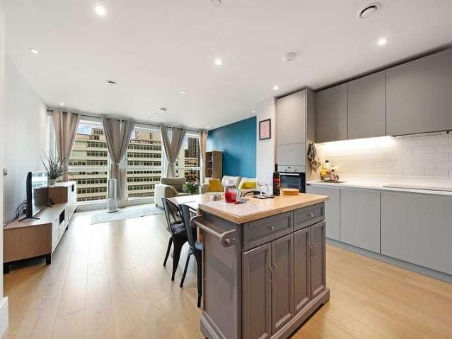 Flat for sale in London Borough of Croydon, Waddon