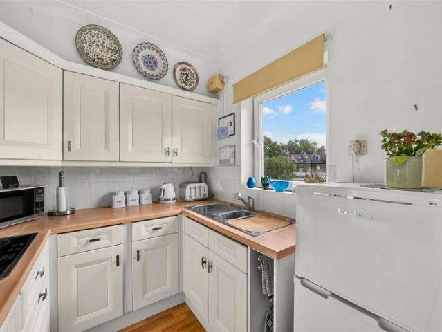 Flat for sale in London Borough of Hounslow, Greater London