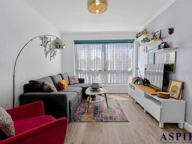 Flat for sale in Dagenham, Greater London
