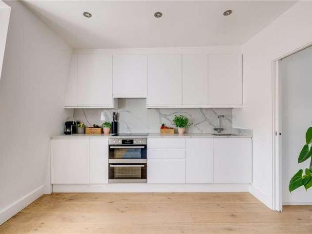 Flat for sale in Fulham, Greater London