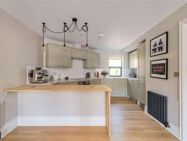 Flat for sale in London Borough of Richmond upon Thames, Greater London