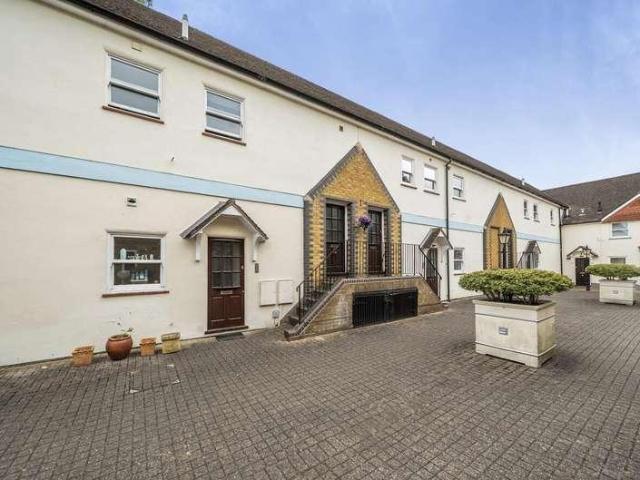 Flat for sale in Little Stanmore, Greater London