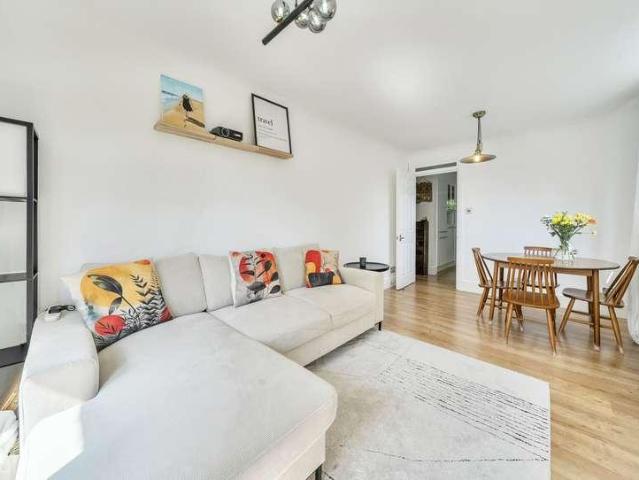Flat for sale in Streatham, Greater London