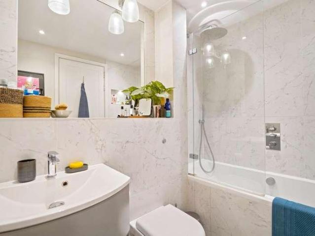 Flat for sale in East Dulwich, Greater London