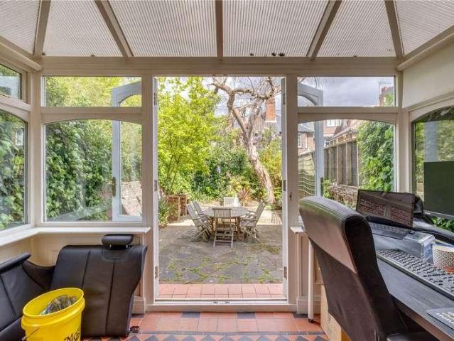 Flat for sale in Fulham, Greater London