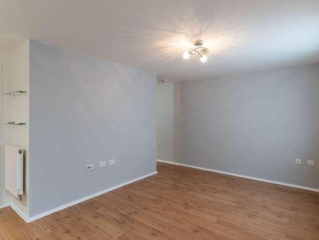 Flat for sale in Pillgwenlly, Wales