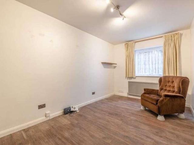 Flat for sale in Iver