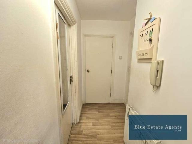Flat for sale in London Borough of Hounslow, Greater London