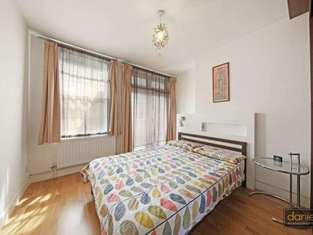 Flat for sale in North Kensington, Greater London