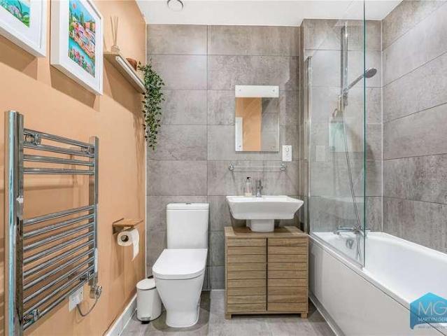 Flat for sale in West Finchley, Greater London
