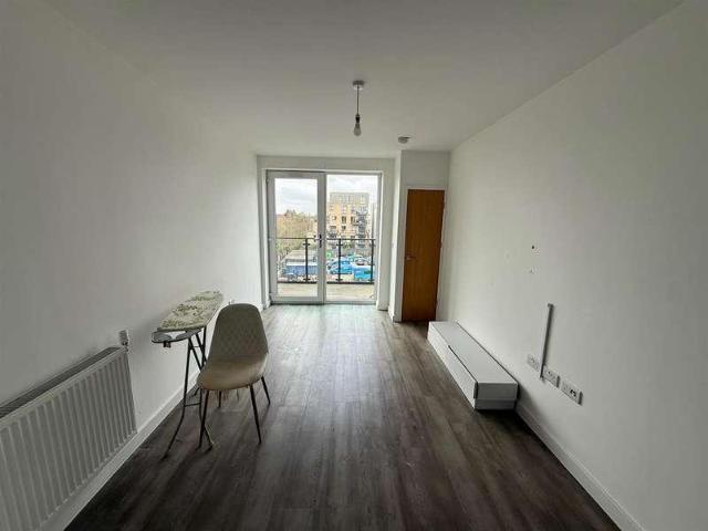 Flat for sale in London Borough of Hounslow, Heston