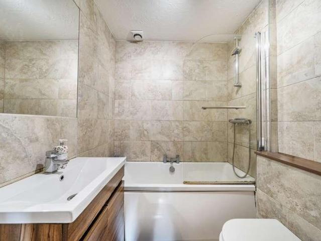 Flat for sale in Red Hill, Surrey