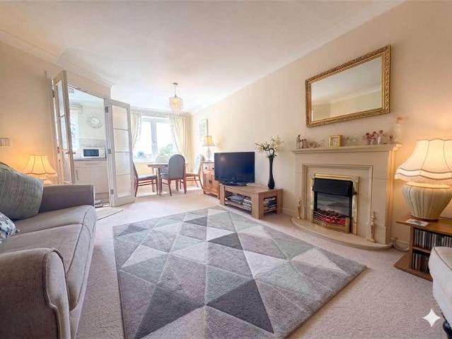 Flat for sale in Heol-las, Surrey