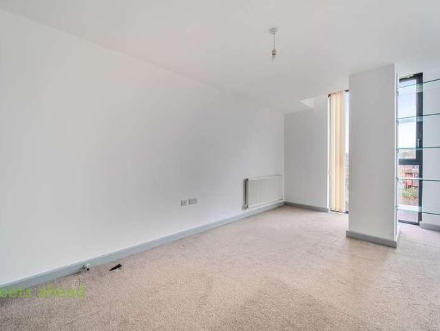 Flat for sale in London Borough of Croydon, Waddon