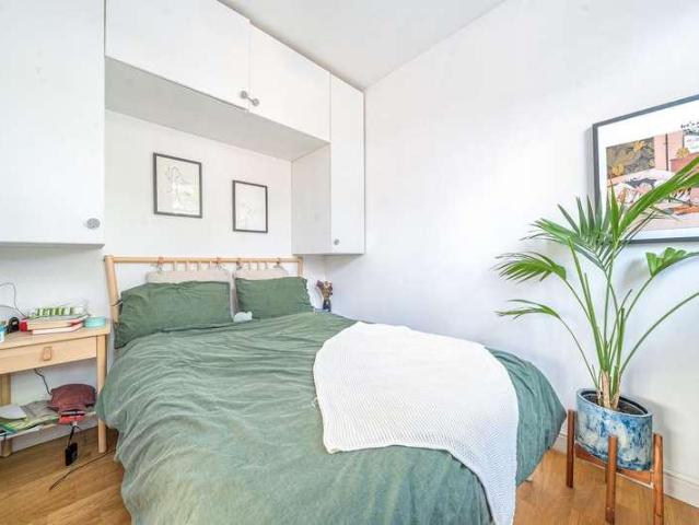 Flat for sale in London Borough of Ealing, Greater London