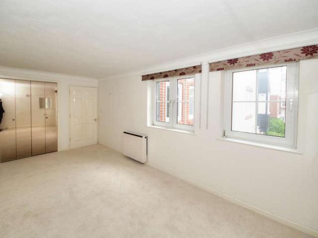 Flat for sale in Southgate, Oakwood