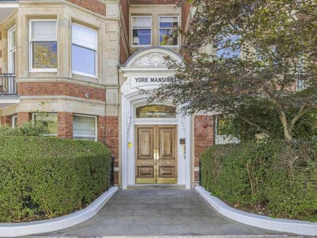 Flat for sale in Clapham Junction, Greater London