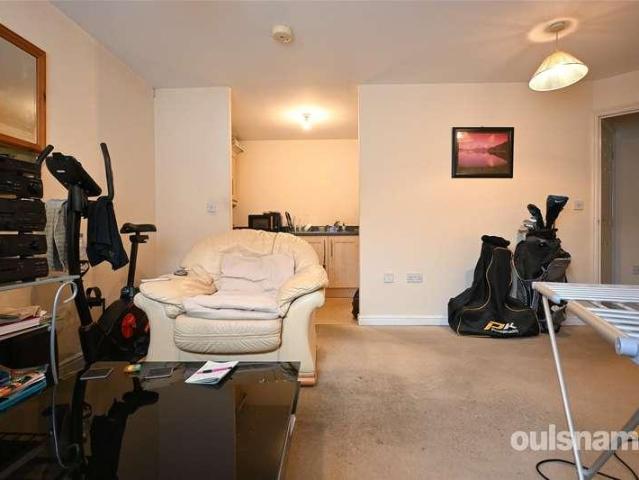 Flat for sale in Causeway Green, Sandwell