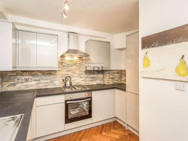 Flat for sale in Clapham, Greater London