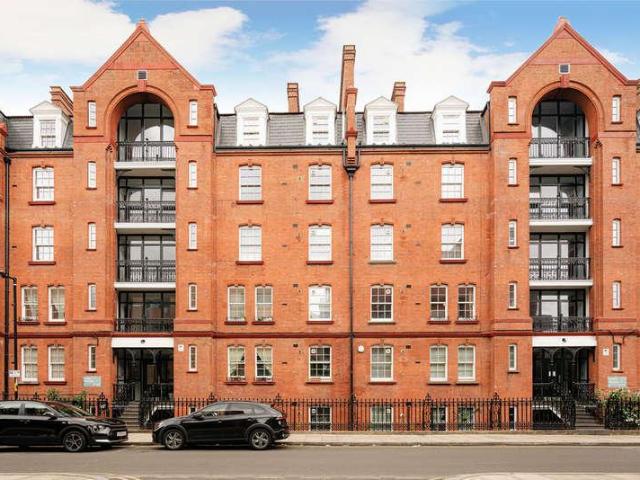 Flat for sale in Camberwell, Greater London