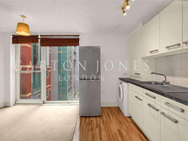 Flat for sale in Vauxhall, Greater London