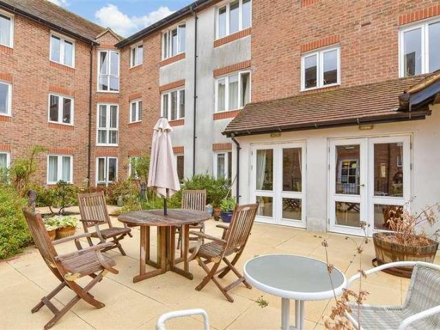 Flat for sale in Arundel, Clapham