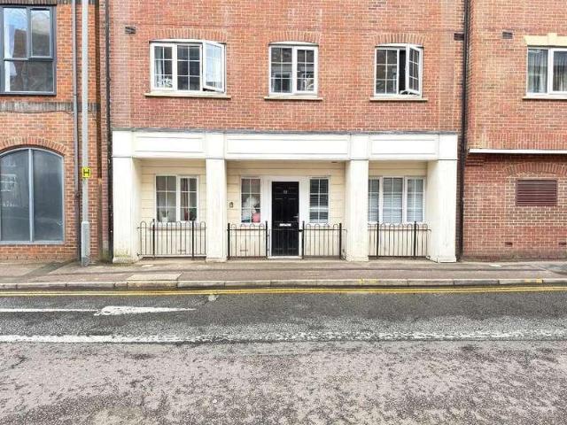 Flat for sale in Spring Park, Luton