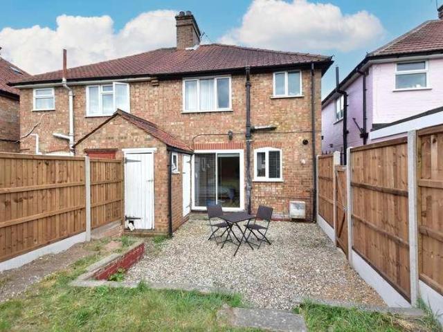 Flat for sale in North Watford, Hertfordshire