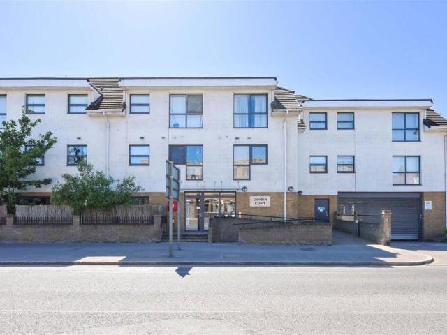 Flat for sale in Yiewsley, Greater London