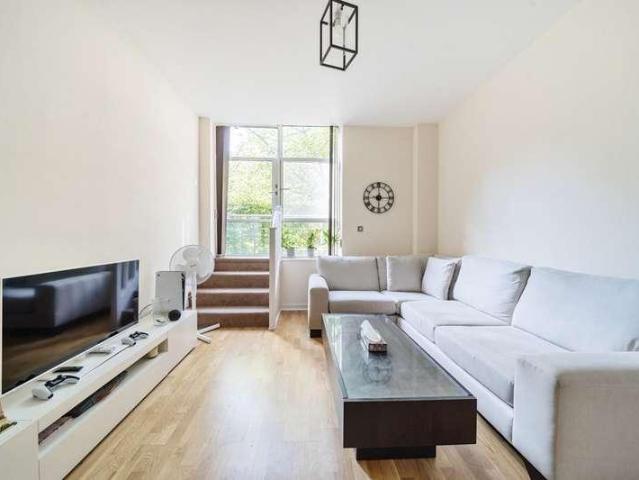 Flat for sale in London Borough of Hounslow, Greater London