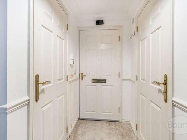 Flat for sale in Fole, Surrey