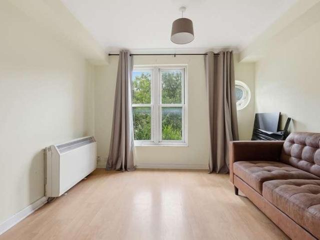 Flat for sale in Hackney Wick, Greater London