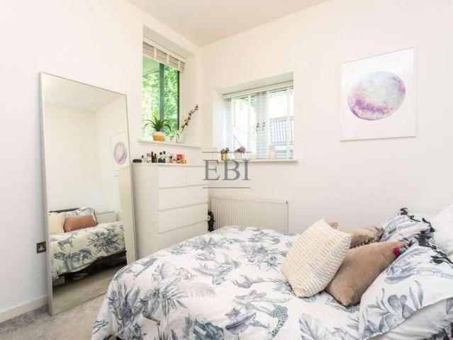 Flat for sale in Shacklewell, Greater London