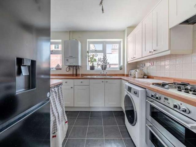 Flat for sale in Fole, Surrey
