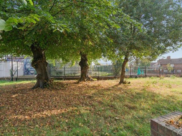 Flat for sale in Abbeville Village, Greater London