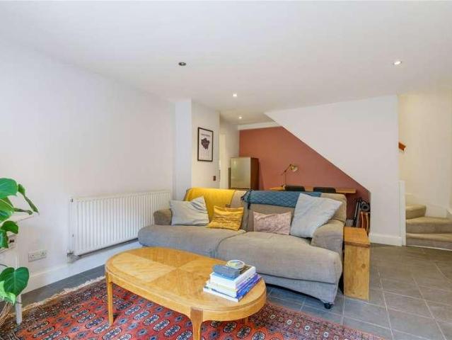 Flat for sale in Balham, Greater London