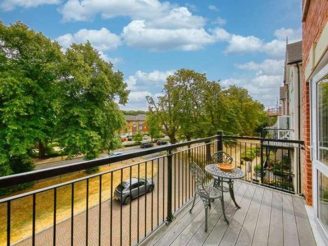 Flat for sale in The Wrythe, Greater London