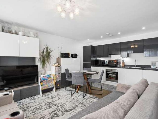 Flat for sale in West Drayton, Greater London