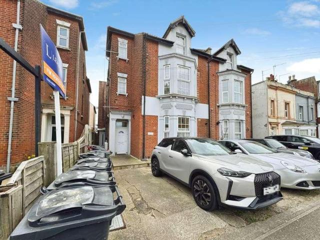 Flat for sale in Dale Hill, Essex