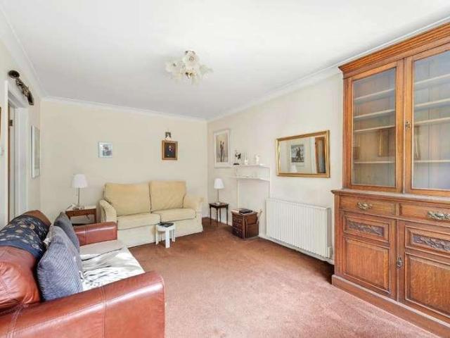 Flat for sale in Hampton Wick, Greater London