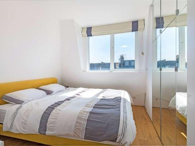 Flat for sale in Clapham Junction, Greater London
