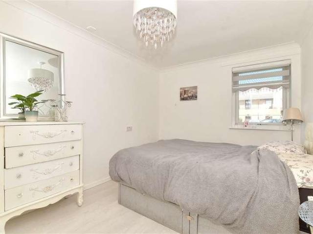 Flat for sale in Marks Gate, Greater London