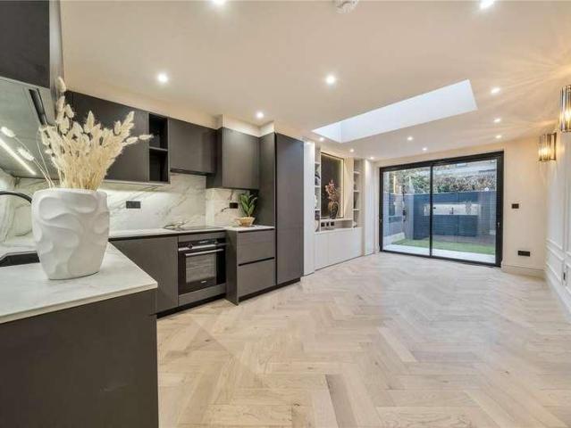 Flat for sale in London Borough of Ealing, Greater London