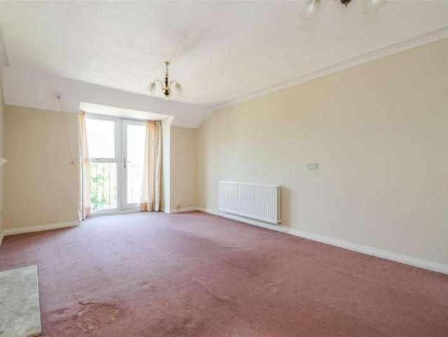 Flat for sale in Littlehaven, Horsham