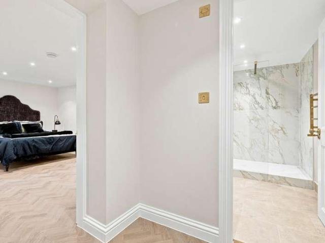 Flat for sale in Snaresbrook, Greater London