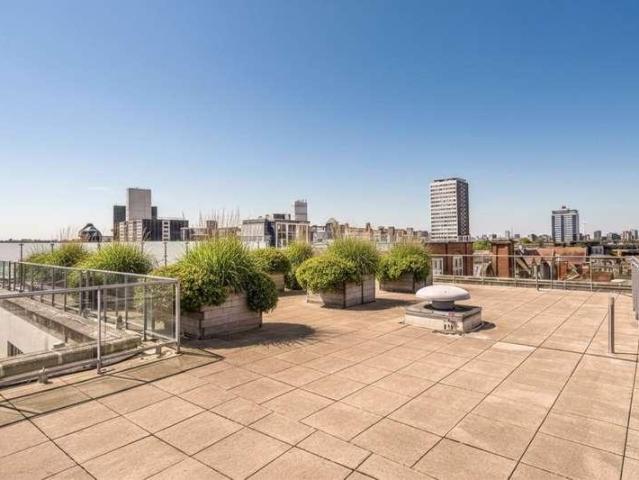 Flat for sale in Clapham Junction, Greater London