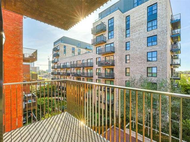 Flat for sale in London Borough of Ealing, Greater London
