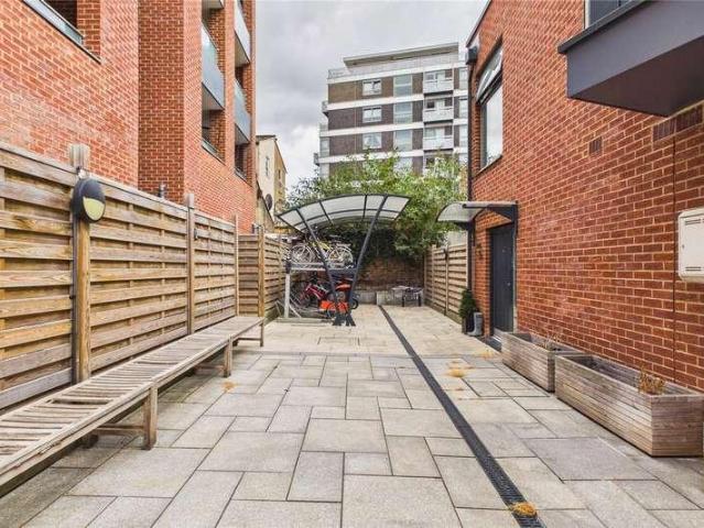 Flat for sale in Streatham Hill, Greater London